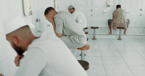 穆斯林 宗教和男人在浴室祷告前洗脸 以获得纯洁 并清洁仪式 在清真寺或庙宇里和乌都人在一起敬拜和信仰的穆斯林 — 图库视频影像