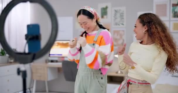 Mulheres Que Correm Juntas Dançam Com Telefone Tocam Luz Para — Vídeo de Stock