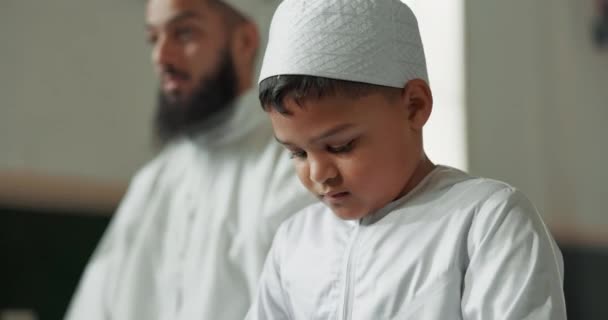 イスラム教と人間は 神のための聖なる宗教における祈り 霊的な教育のためにモスクにいます 少年学習 ラマダンとイスラム教徒 子供を持つ人 神を崇拝するのを助けるための希望や感謝 — ストック動画