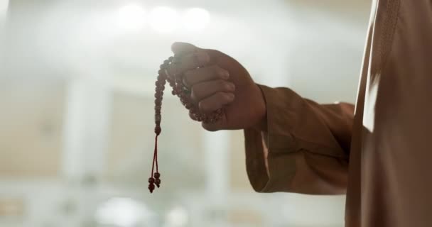 Mãos Alcorão Fecho Mulher Oração Mesquita Para Estudo Religião Adoração — Vídeo de Stock
