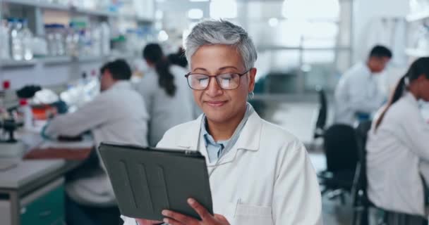 科学家的微笑和女人在平板电脑上的实验室 研究在线电子邮件和合作 肖像画 科技与成熟的医学专业医生 眼镜专家与快乐的领导者 — 图库视频影像