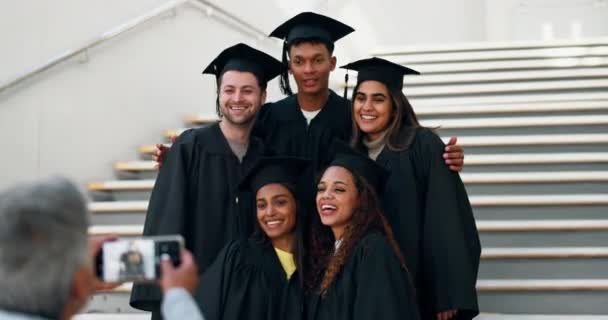 Graduado Amigos Foto Com Prêmio Grau Grupo Universitário Nas Escadas — Vídeo de Stock