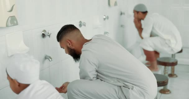 Muslim Umýt Rutinu Muži Před Eid Modlitba Koupelně Pro Čistotu — Stock video