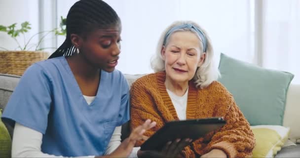 Infirmière Femme Âgée Tablette Pour Maison Planification Retraite Les Services — Video