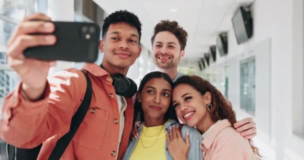 Gruppe Selfie Und Vielfalt Der Studenten Auf Dem Campus Einer — Stockvideo