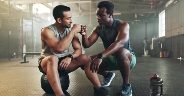 Fitness Les Hommes Poing Bosse Dans Salle Gym Avec Confiance — Video