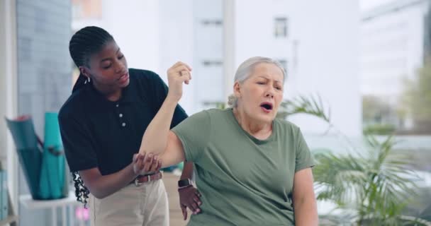 Dolor Hombro Respiración Quiropráctico Con Anciana Fisioterapia Para Paciente Trabajador — Vídeos de Stock