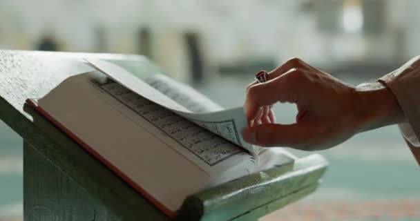 Ruce Korán Detailní Záběr Člověka Čtení Mešitě Pro Náboženské Studium — Stock video