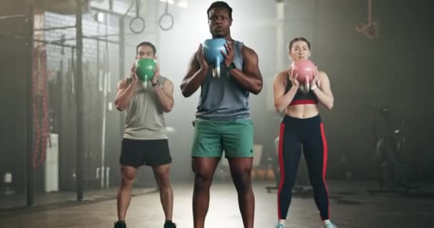 Personas Fitness Squat Gimnasio Con Kettlebell Clase Entrenamiento Ejercicio Entrenamiento — Vídeo de stock