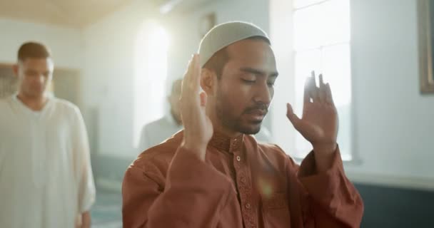 在斋月 穆斯林 祈祷者和人类作为一个群体 在清真寺里一起为精神宗教祈祷 与Dua一起崇拜真主 和平或尊重感激 信任和希望的伊斯兰 阿拉伯和圣地人民 — 图库视频影像