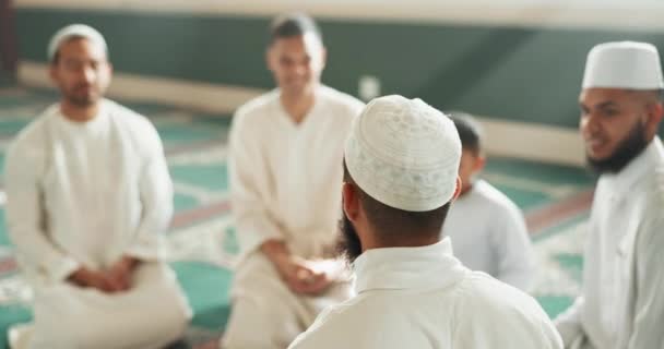 Islam Dyskusja Grupa Mężczyzn Meczecie Dzieckiem Uważność Wdzięczność Wiary Czczenie — Wideo stockowe