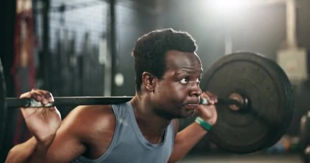 Schwarzer Mann Fitnessstudio Gewichtheben Und Langhantel Für Den Muskelaufbau Ausdauer — Stockvideo