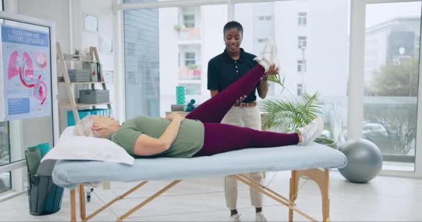 Fizik Tedavi Bacakları Yaşlı Kadın Hasta Kayropraktik Uzmanı Esnek Vücut — Stok video