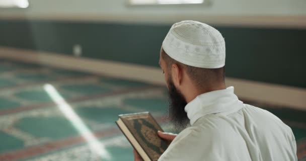 Ісламський Чоловік Цілує Куран Мечеть Віру Читання Усвідомлення Поклонінням Похвалою — стокове відео