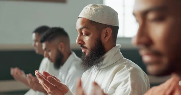 Мусульмане Молящиеся Группа Мечети Духовной Религии Вместе Люди Поклоняться Аллаху — стоковое видео