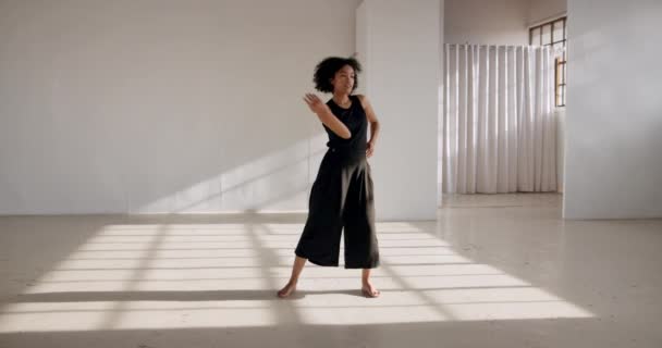 Danza Performance Una Donna Uno Studio Arte Creativo Con Energia — Video Stock