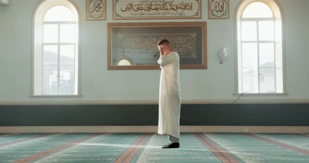 Мусульманин Молящийся Мечеть Верой Профилем Памятованием Поклонением Хвалой Благодарностью Исламский — стоковое видео