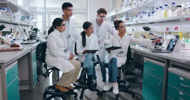 Mennesker Vitenskapsmann Tablett Møte Forskning Eller Teamprosjekt Oppdagelse Vitenskapslaboratorium Gruppe – stockvideo