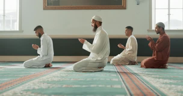 Мусульманин Религия Люди Молятся Мечети Общину Ритуал Изучение Корана Священный — стоковое видео