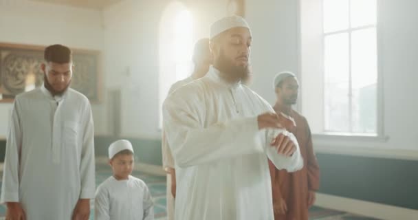 Islam Ludzie Modląc Się Razem Meczecie Religię Piątek Lub Ramadan — Wideo stockowe
