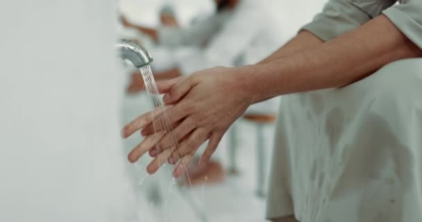 Moslim Gemeenschap Persoon Wassen Handen Met Wijwater Het Bidden Een — Stockvideo