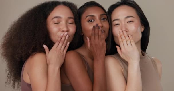 Mujeres Diversidad Beso Golpe Con Belleza Cara Sonrisa Para Bienestar — Vídeo de stock