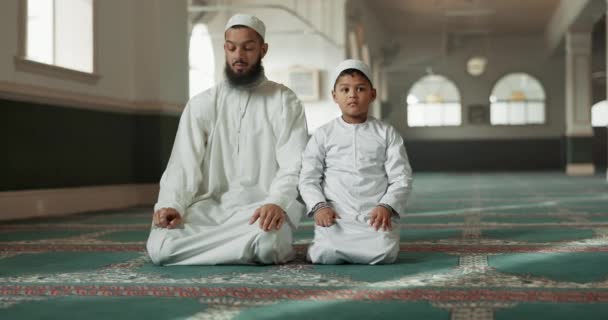 Muçulmano Orando Pai Com Criança Mesquita Para Religião Espiritual Juntos — Vídeo de Stock