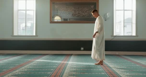 Bidden Islamitisch Man Met Geloof Een Moskee Voor Het Bidden — Stockvideo