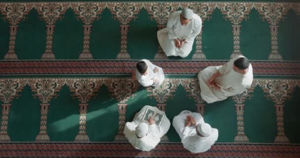 イスラム教の教え モスクの男性は 上からの信仰の子供 マインドフルネスと感謝を持ちます 人々が神聖な寺院に集まって 霊的な傾斜 平和を祈っています — ストック動画