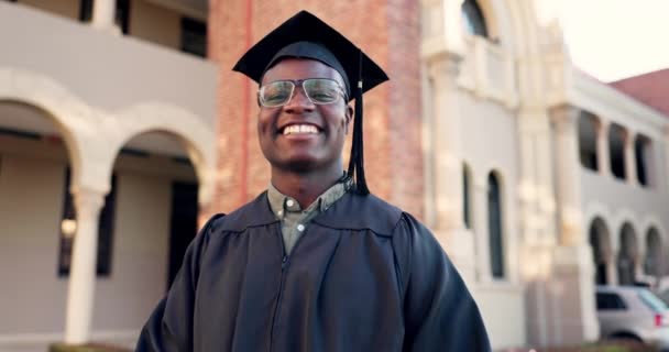 Boldog Fekete Férfi Diák Diploma Ösztöndíj Vagy Karrier Ambíció Sikerre — Stock videók