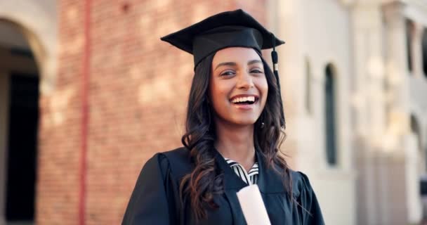 Graduado Riendo Cara Mujer Con Diploma Certificado Papel Logro Escolar — Vídeo de stock