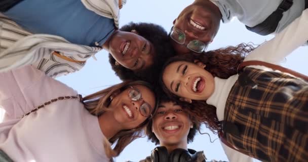 Estudiantes Sonrisa Diversidad Con Amigos Universidad Desde Abajo Para Apoyo — Vídeo de stock