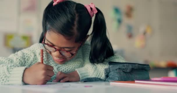 课堂和女童写作 绘画和学习艺术 色彩或课程 以促进技能和儿童发展 为孩子 教育和兴奋的学生提供有创造力的书 评估书或草图 — 图库视频影像