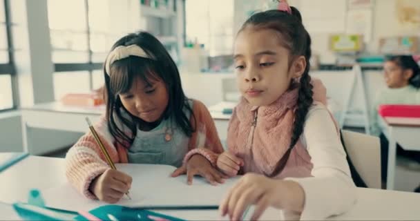 女の子 学生は学習 学問の成長で教室で書いています アクティビティ レッスンやノートブックの人々 学校での創造性 — ストック動画