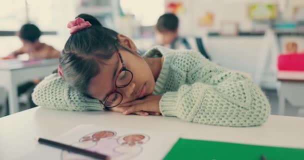 Cansado Dormindo Criança Mesa Sala Aula Jardim Infância Entediado Escola — Vídeo de Stock