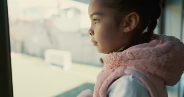 Depressie Angst Meisje Kind Met Hand Een Raam Zoek Naar — Stockvideo