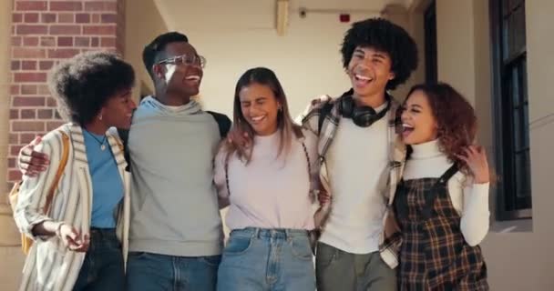 Студенти Друзі Групи Коледжу Сміються Ходять Разом Навчання Навчання Перерви — стокове відео