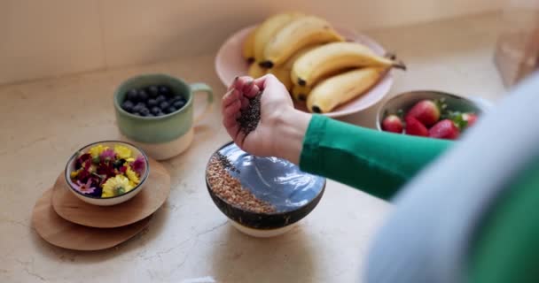 Wanita Mangkuk Tangan Dan Muesli Untuk Makanan Nutrisi Alami Atau — Stok Video