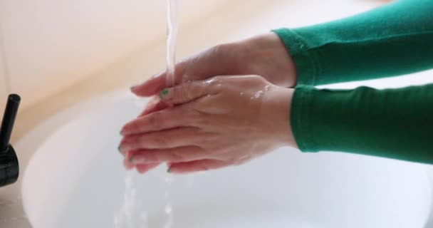 Женщина Руки Стирка Воде Гигиены Чистки Бактерий Удаления Микробов Ванной — стоковое видео