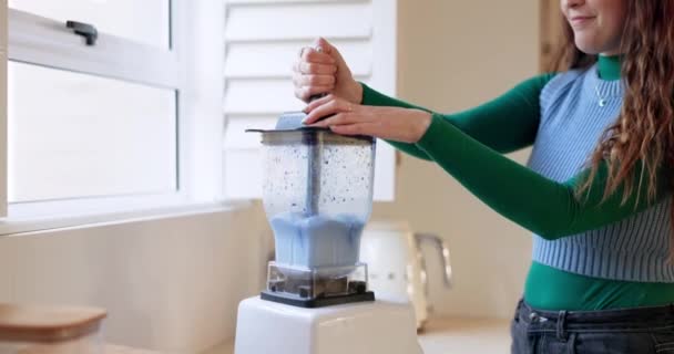 Ręce Smoothie Lub Blender Kuchni Dla Zdrowego Soku Diety Jagodowej — Wideo stockowe