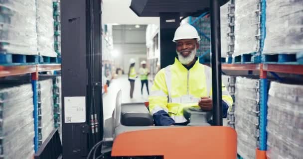Siyah Adam Depoda Forklift Envanter Kontrolü Dağıtım Tedarikçisi Depoyla Ecommerce — Stok video