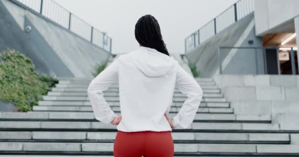 Aptidão Desafio Costas Mulher Com Escadas Para Correr Determinação Mentalidade — Vídeo de Stock