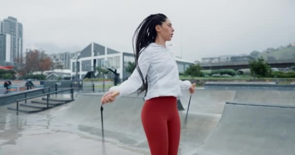Женщина Фитнес Скакалки Городе Тренировки Кардио Упражнения Открытом Воздухе Тренировки — стоковое видео