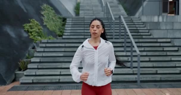 Kvinna Fitness Och Löpning Regn För Träning Konditionsträning Eller Uteträning — Stockvideo