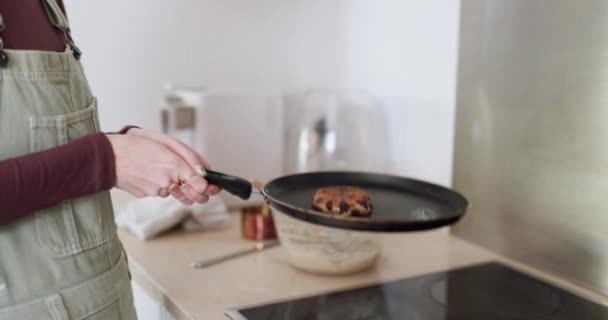Gotowanie Kuchnia Kobieta Smażące Naleśniki Patelni Odwróconą Sztuczkę Kuchence Jej — Wideo stockowe