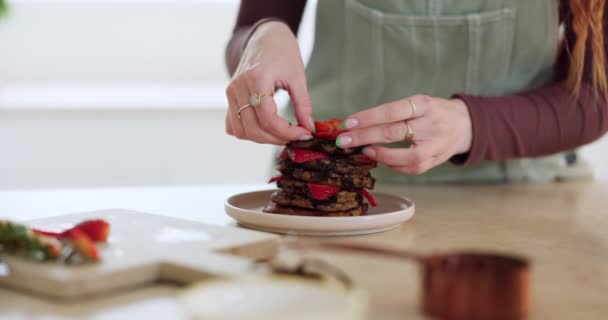 Truskawki Śniadanie Naleśniki Rękami Osoby Kuchni Dla Zdrowia Rano Rutynowych — Wideo stockowe