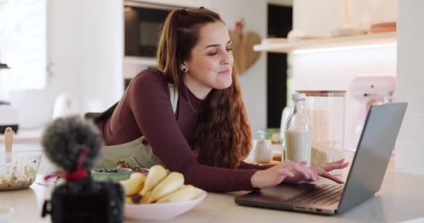 Kuchyně Notebook Šťastná Žena Psaní Recept Vaření Vyhledávání Internet Počítač — Stock video