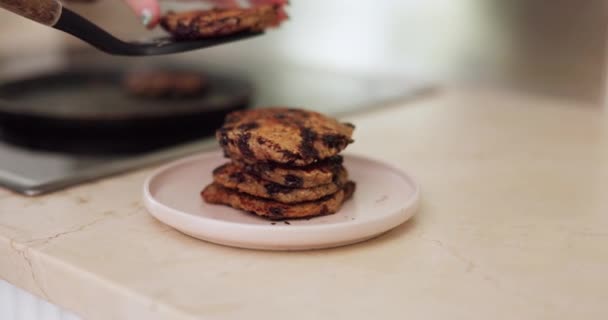 Matlagning Frukost Och Pannkakor Med Händerna Person Köket För Hälsa — Stockvideo