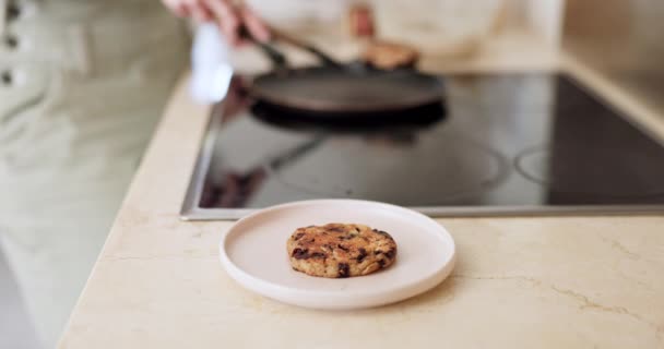 Koken Eten Pannenkoeken Met Handen Van Persoon Keuken Voor Gezondheid — Stockvideo