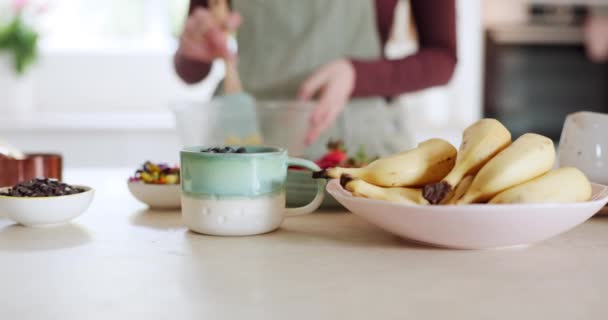 Домашня Кухня Банан Людина Готують Їжу Харчування Фруктовий Салат Або — стокове відео